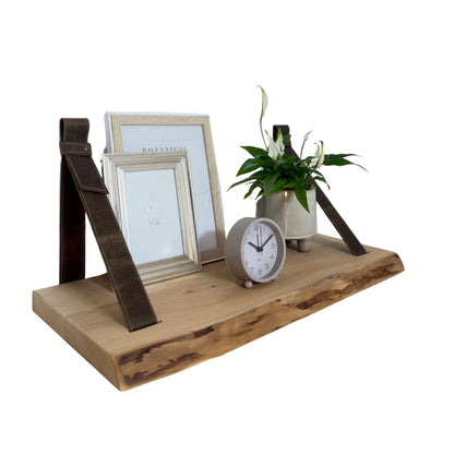 wandplank-met-leren-riemen-warm-naturel,https://cdn.shopify.com/s/files/1/0993/7508/7880/files/Dizayn_bez_nazvi-112.jpg?v=1777100444,Wandplank warm naturel — houtstructuur detail | Bolikson