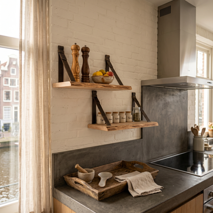 wandplank-met-leren-riemen-warm-naturel,https://cdn.shopify.com/s/files/1/0993/7508/7880/files/Vse_foto_-_1_iz_1_17.png?v=1777836603,Wandplank warm naturel — sfeerbeeld interieur | Bolikson