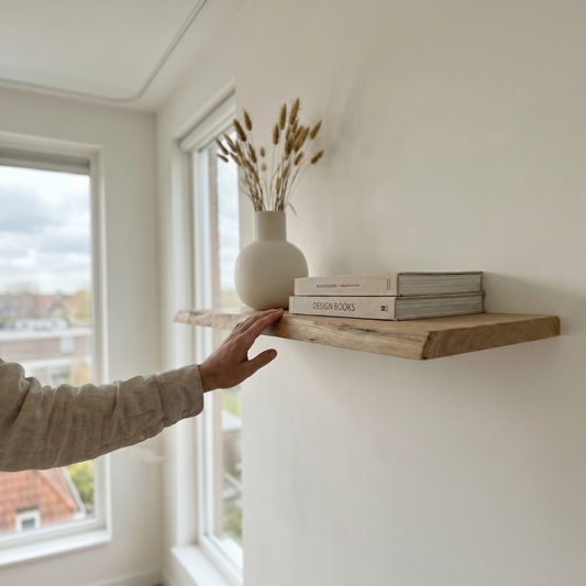 zwevende-wandplank-massief-eiken-naturel,https://cdn.shopify.com/s/files/1/0993/7508/7880/files/Vse_foto_-_1_iz_1_5.png?v=1777887588,Zwevende wandplank massief eiken naturel — vooraanzicht | Bolikson
